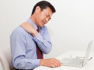 Ngồi sai tư thế dẫn đến bị thoát vị đĩa đệm