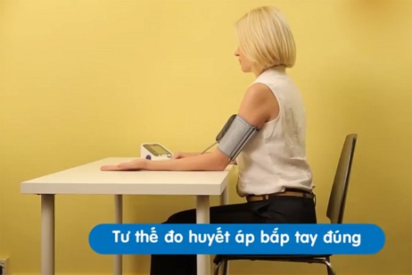 Tư thế đúng khi bạn muốn đo huyết áp bắp tay