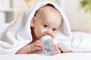 Cần cho bé uống nhiều nước lọc để đi ngoài dễ hơn